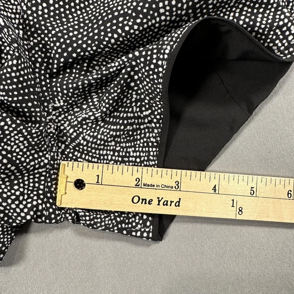 Lululemon Shorts Womens 2 Black Polka Dot 2.5 Inseam Running Zip Pocket Athletic